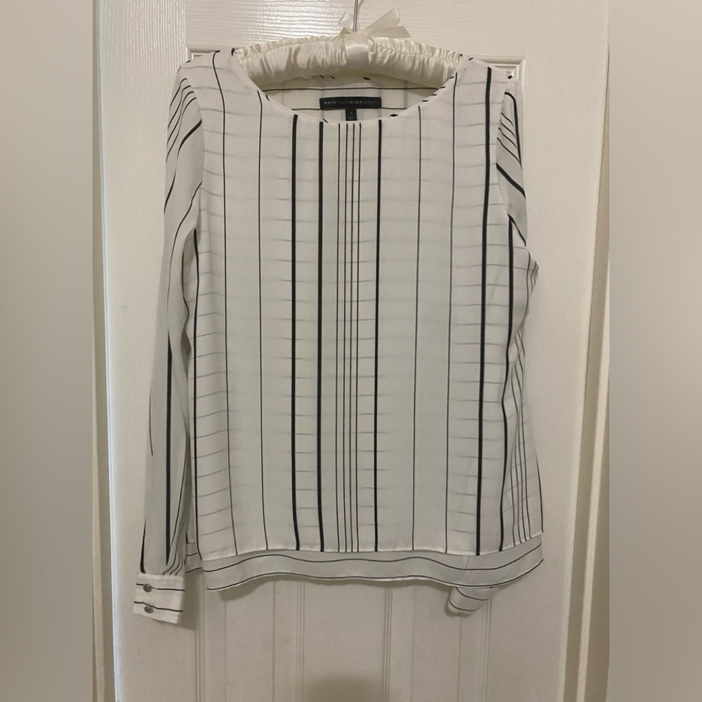 CHIC WHBM Blouse;Size 6;Gorgeous fabric details;sleek buttons